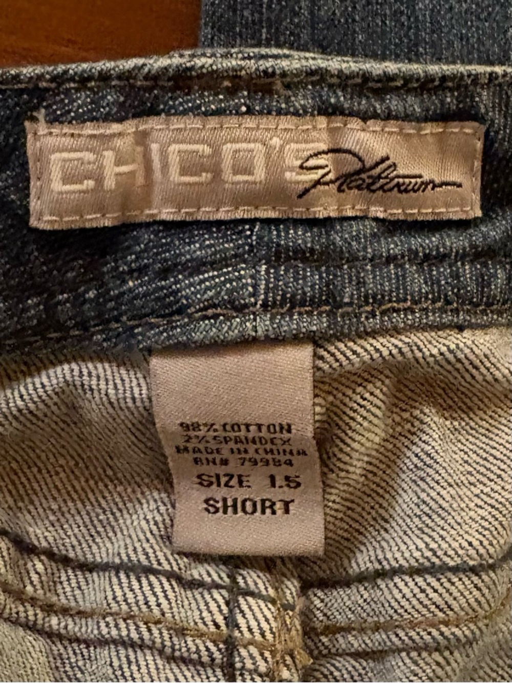 Chico's 1.5 Short Platinum Denim Jeans in Faded Blue, Sz 8-10, no gap waistband - Picture 3 of 9
